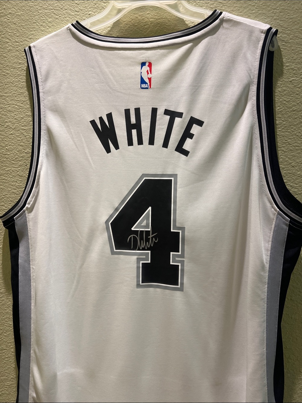 SIGNED Derrick WHITE San Antonio SPURS Official NBA Fanatics #4 Jersey NEW! 🏀